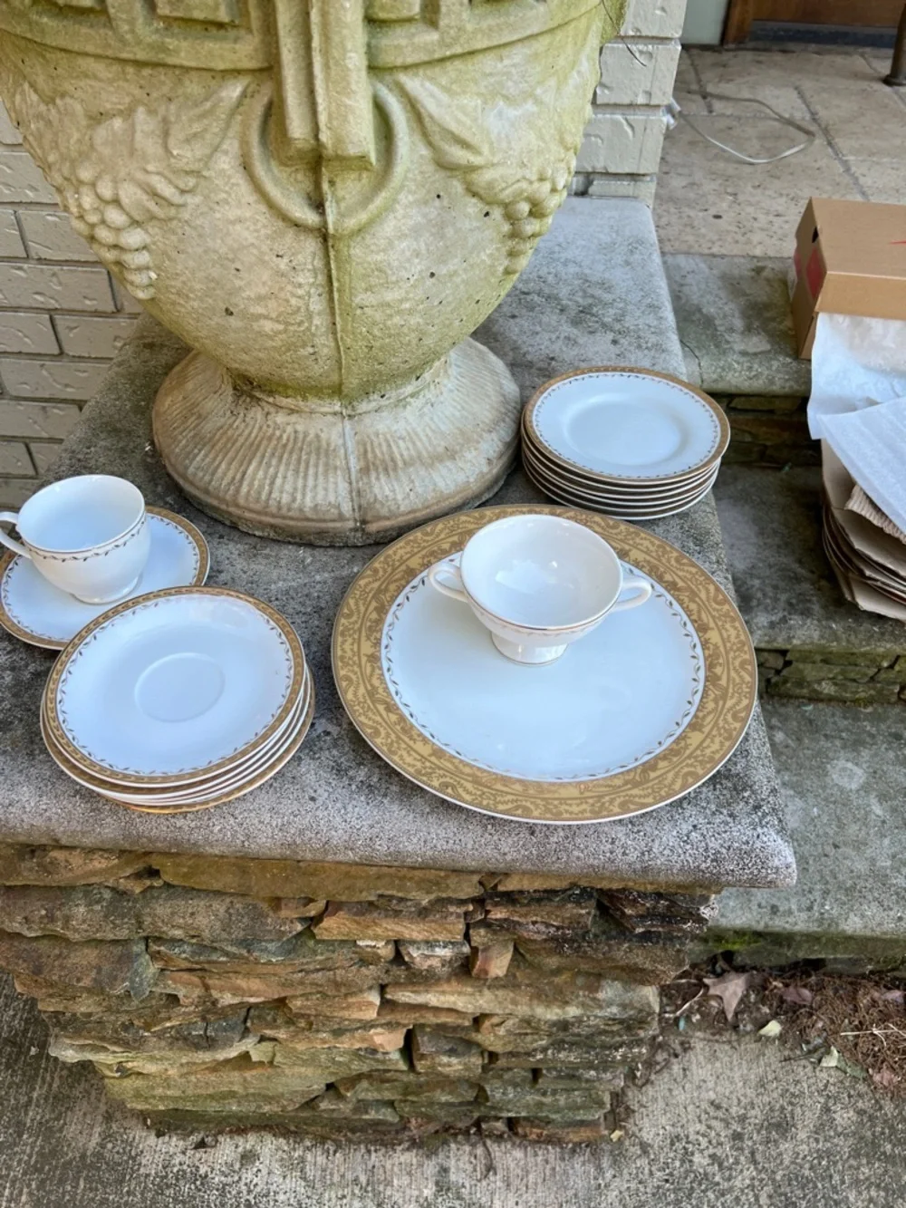 Mary Carol Classic China Gold-Trim Dinnerware Set - Elegant White and Gold